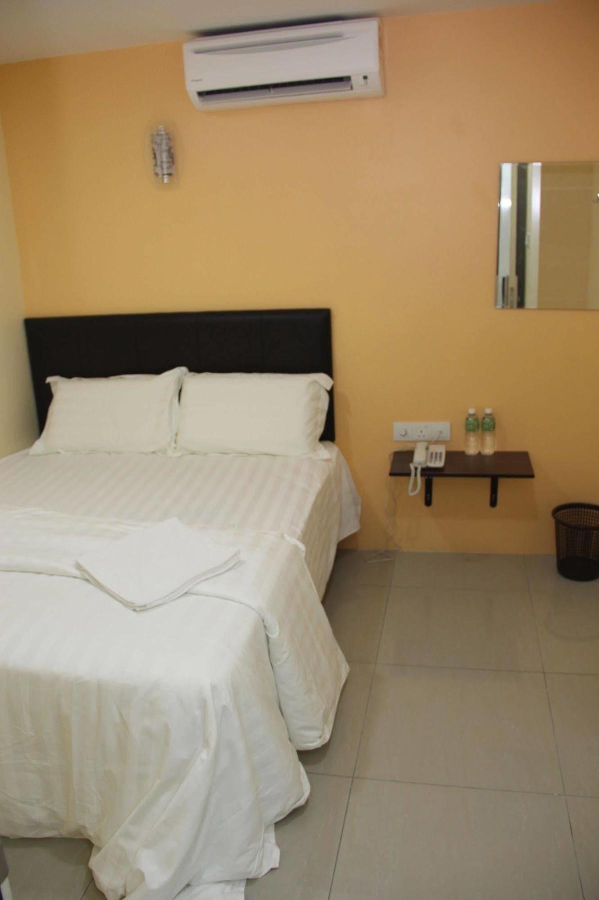 Oyo 89665 Royale City Hotel Sepang Exterior foto
