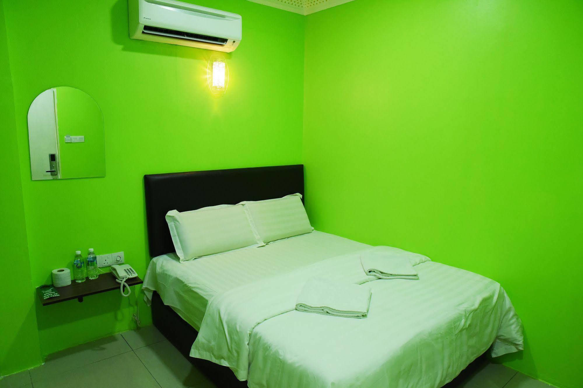 Oyo 89665 Royale City Hotel Sepang Exterior foto