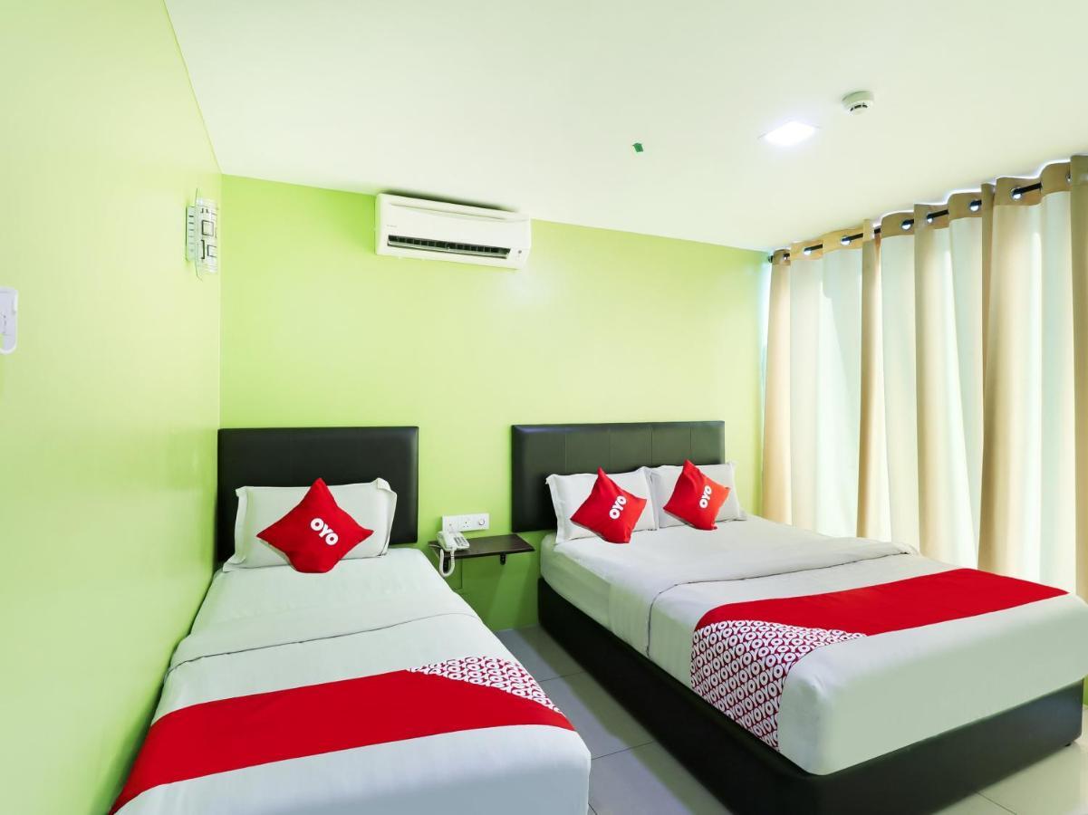 Oyo 89665 Royale City Hotel Sepang Exterior foto